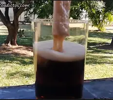 Ejemplo de cómo sacar el gas de la Coca-Cola